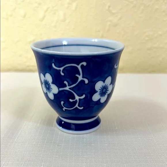 Elegant Blue Floral Tea Cup - Picture 2 of 7